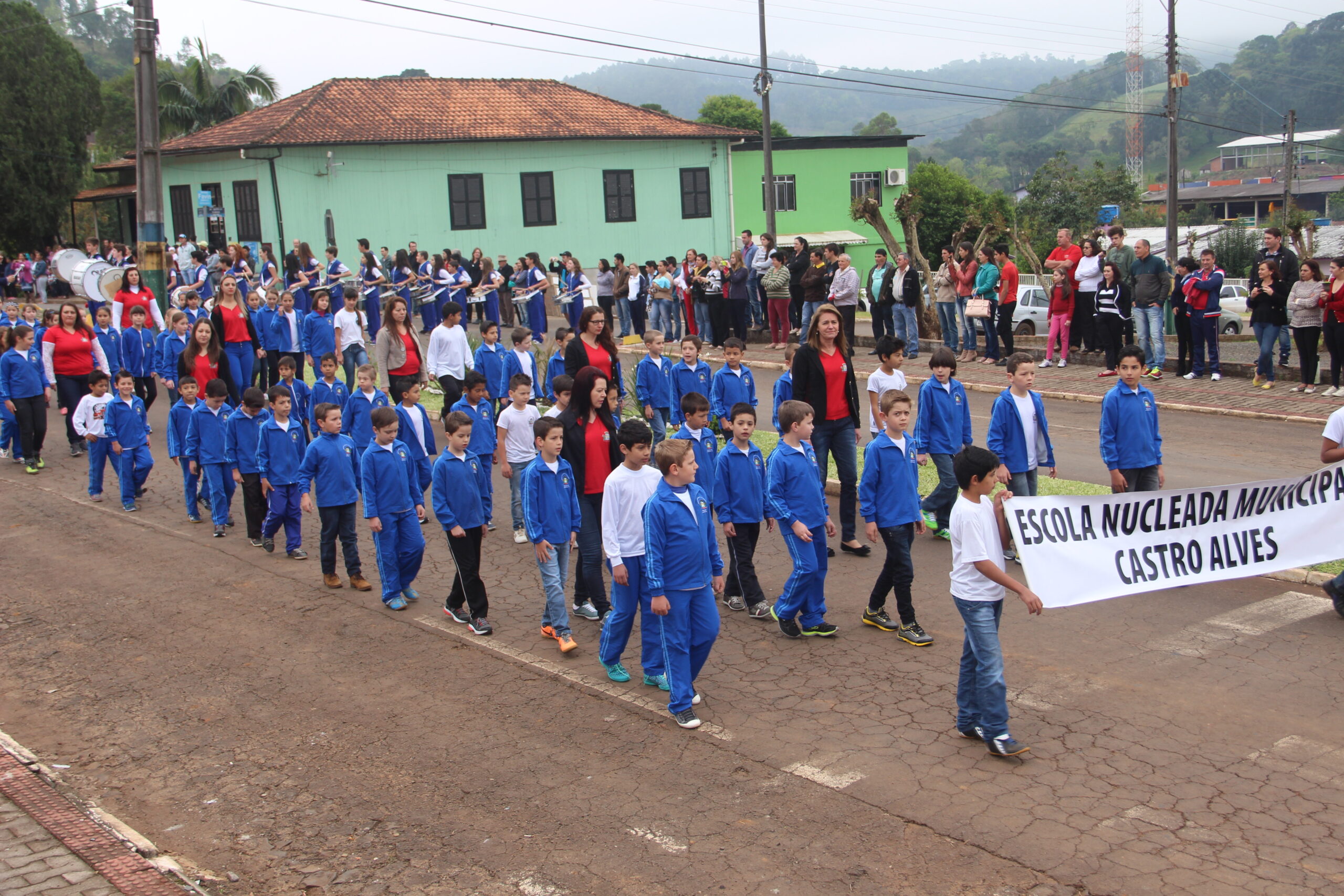 Estudantes das Redes Municipal e Estadual participaram do desfile.