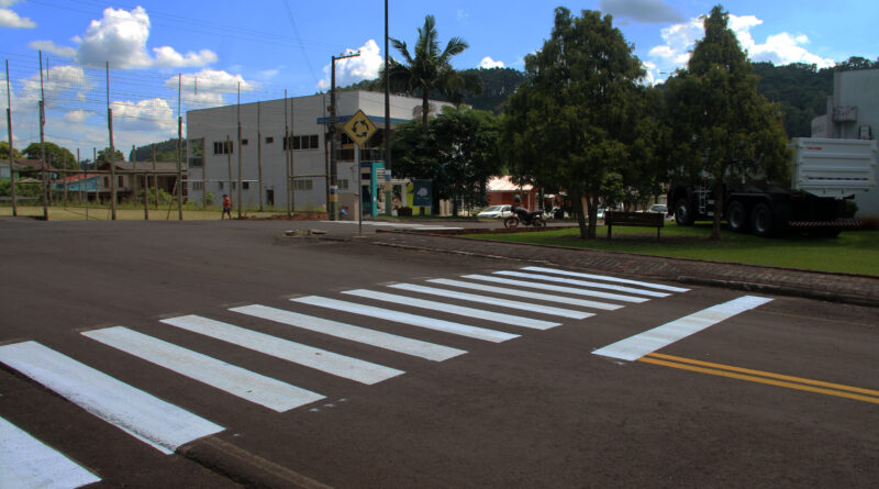 Servidores iniciam pintura de sinalização de trânsito